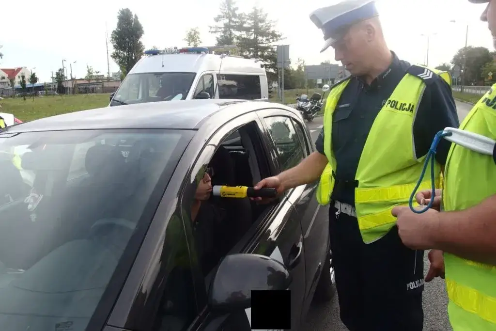 policja badanie alkomatem praca