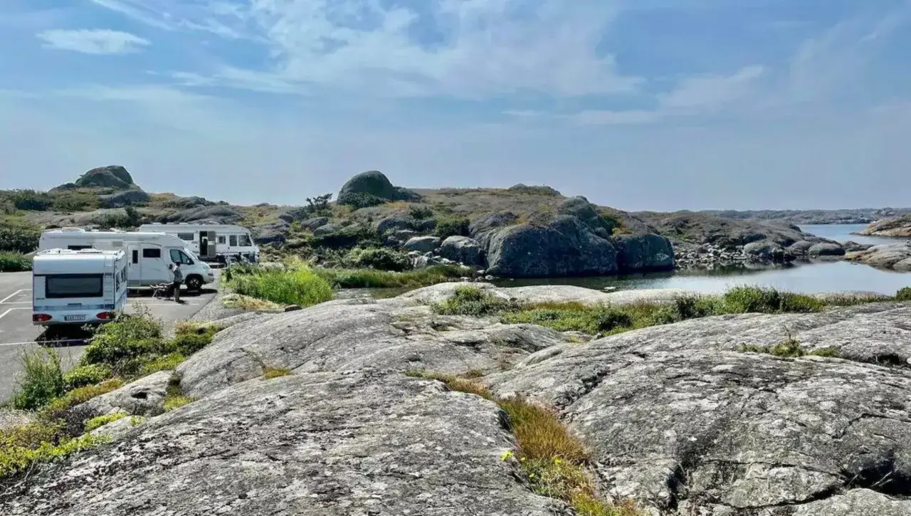 Husbilar parkerade vid en klippig kust, perfekt för en roadtrip norra Sverige sommar.