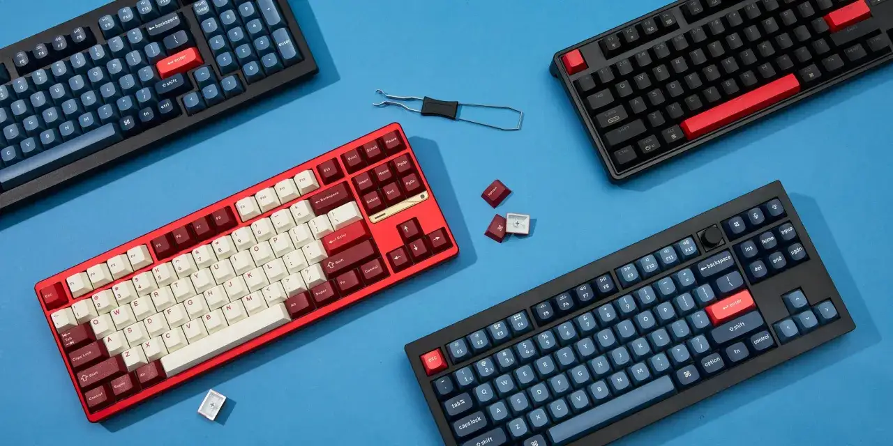 Szukasz idealnej klawiatury do gier? Na zdjęciu czarne i czerwone modele z podświetleniem, idealne do gamingu.