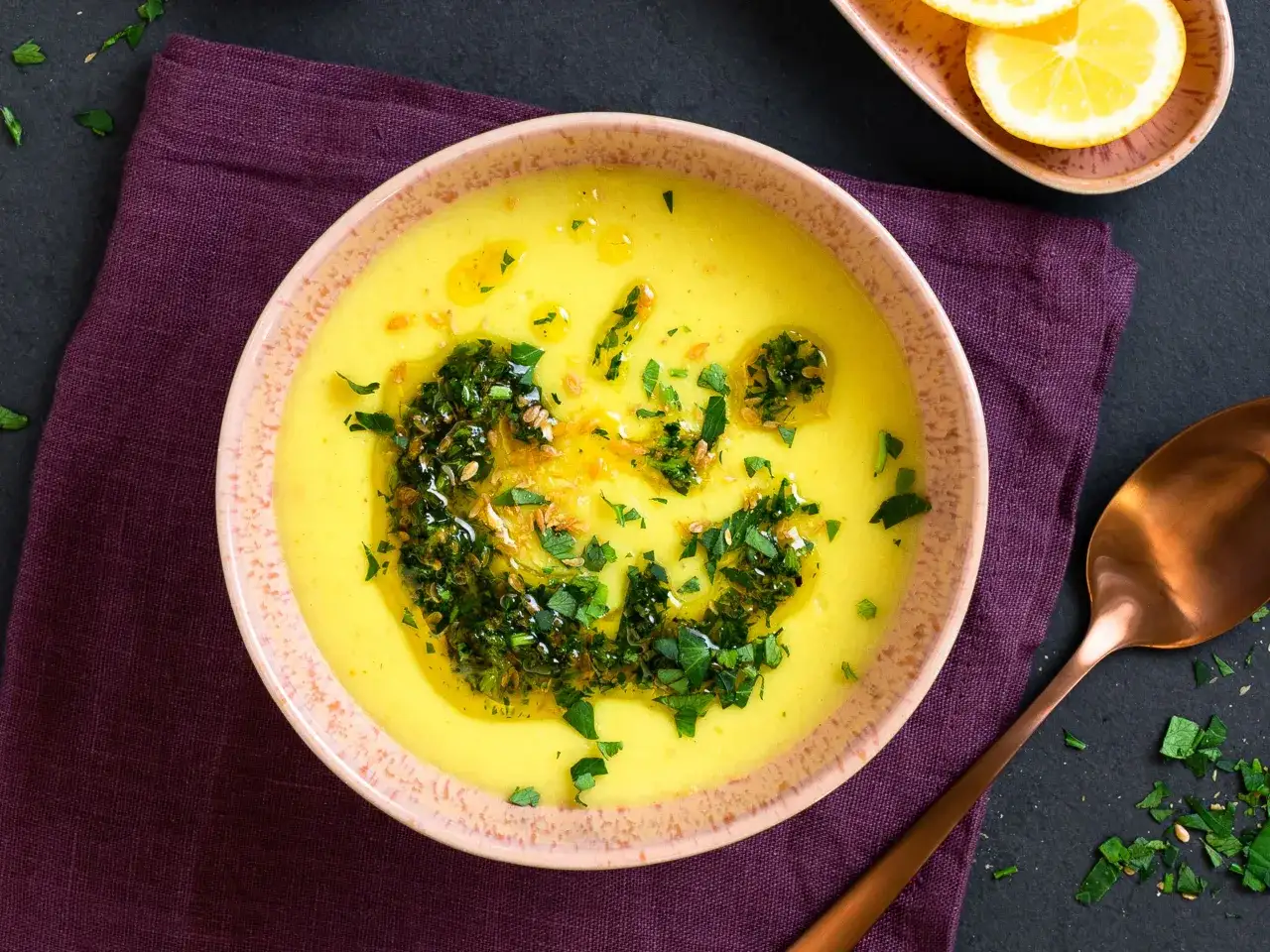 Pastinaken Suppe fertig angerichtet mit Kr&auml;utern