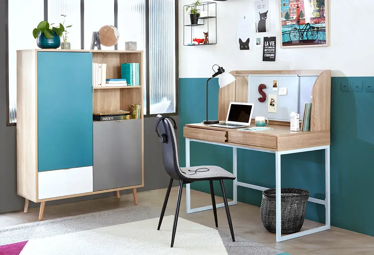 Am&eacute;nager un coin bureau moderne avec une &eacute;tag&egrave;re color&eacute;e, un bureau en bois clair, une chaise noire et un ordinateur portable.