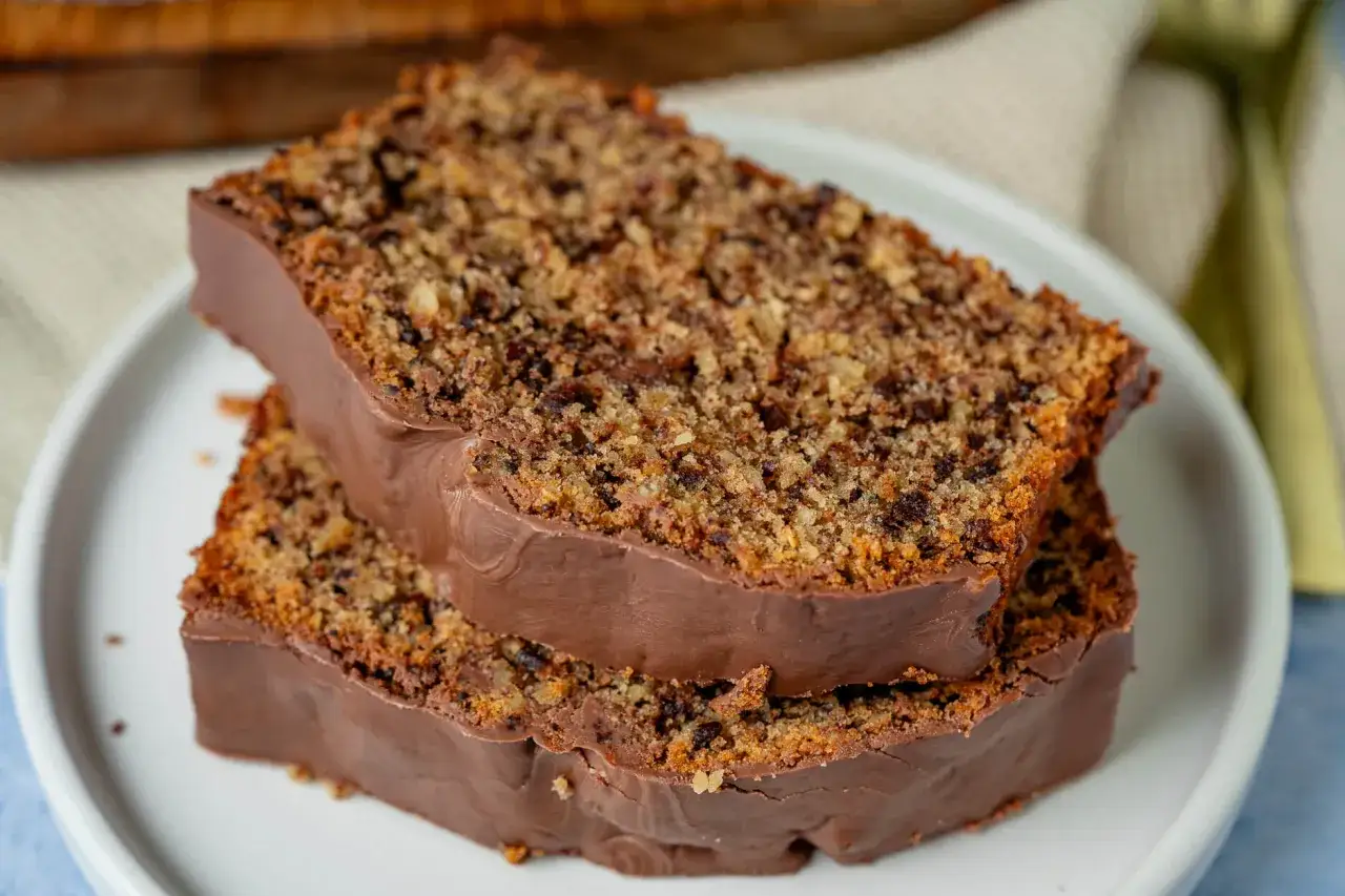 Zwei Scheiben schoko nuss kuchen mit Schokoladenglasur auf einem Teller.