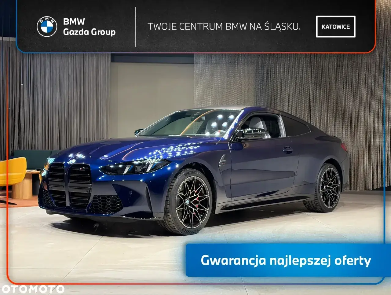 Błękitne BMW M4 Competition błyszczy w salonie, gotowe na jazdę. Gwarancja najlepszej oferty.