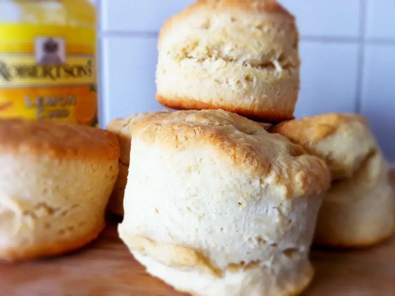 En h&ouml;g med nybakade engelska scones, redo att serveras med Robertsons Lemon Curd.