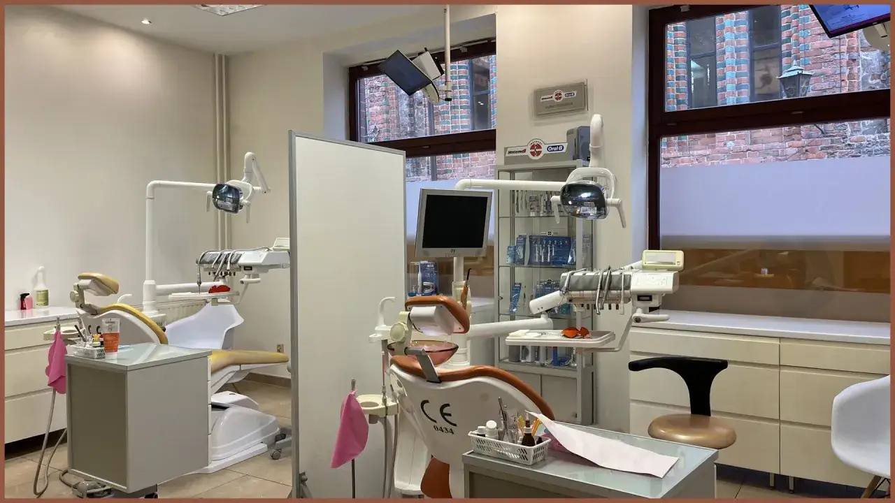 Nowoczesny gabinet stomatologiczny ze sprzętem i fotelami dentystycznymi.