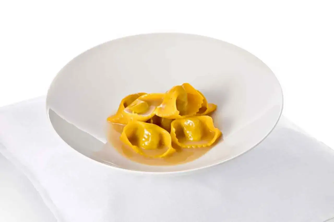Tortellini dorati in brodo, un piatto che Andrea La Rossa preparerebbe con maestria.