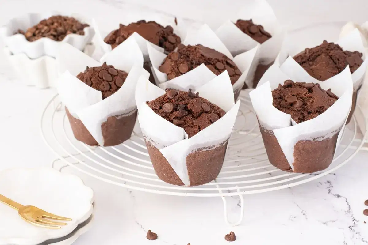 Deliciosos muffins de chocolate recién horneados, cubiertos con chispas de chocolate, listos para disfrutar.