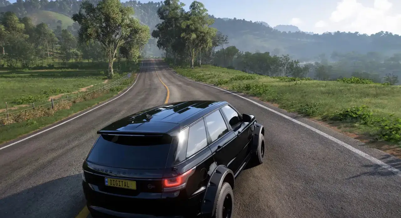 Schwarzer Range Rover auf einer kurvigen Straße in Mexiko. Ein toller forza horizon 5 test mit atemberaubender Landschaft.