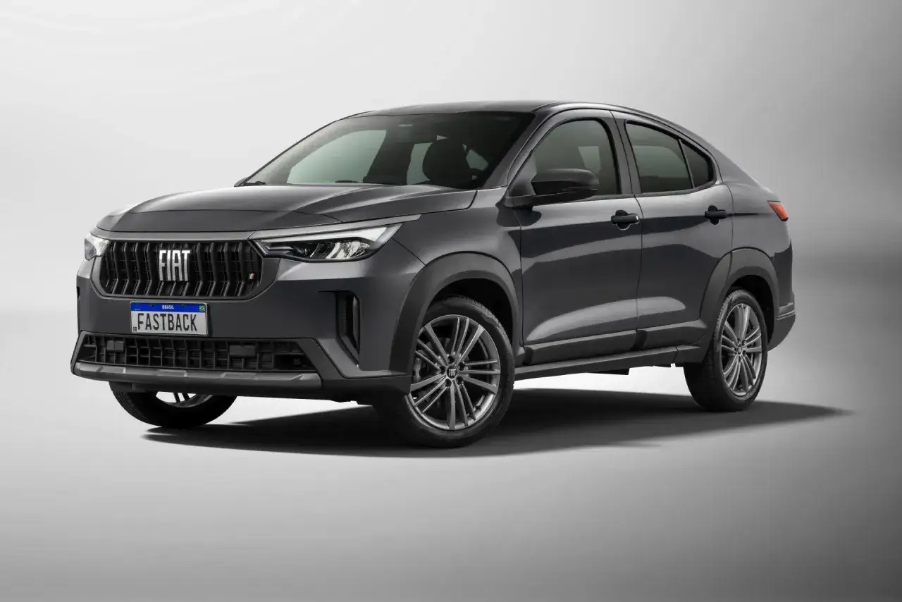 Ciemnoszary Fiat Fastback, SUV coupe, prezentuje się dynamicznie. Jego linia przypomina nieco Polestar 2.