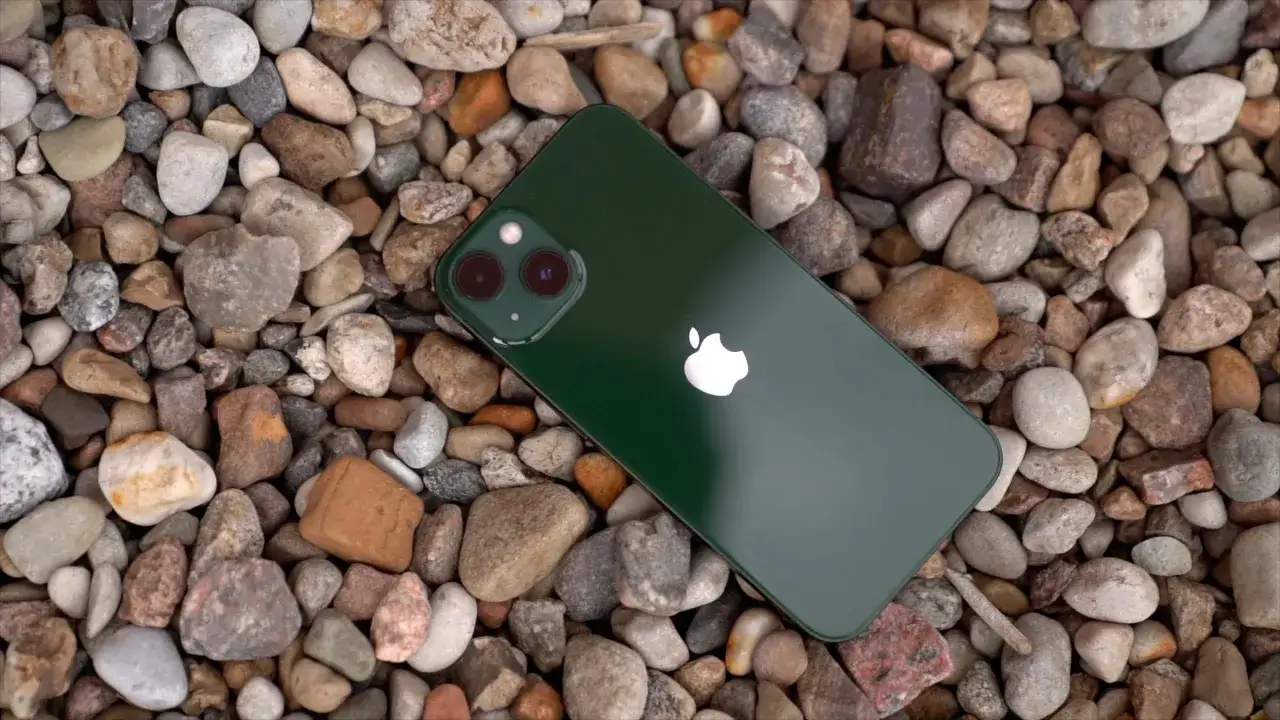 Zielony iPhone 13 na kamieniach. Premiera tego modelu była wyczekiwana przez fanów Apple.