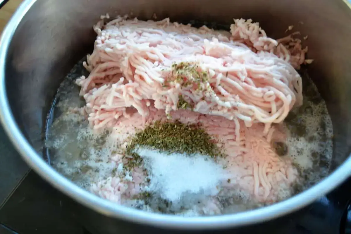 Schmalz selber machen mit Flomen: Hackfleisch wird in einem Topf mit Gew&uuml;rzen und etwas Fl&uuml;ssigkeit gekocht, bereit f&uuml;r die Weiterverarbeitung.