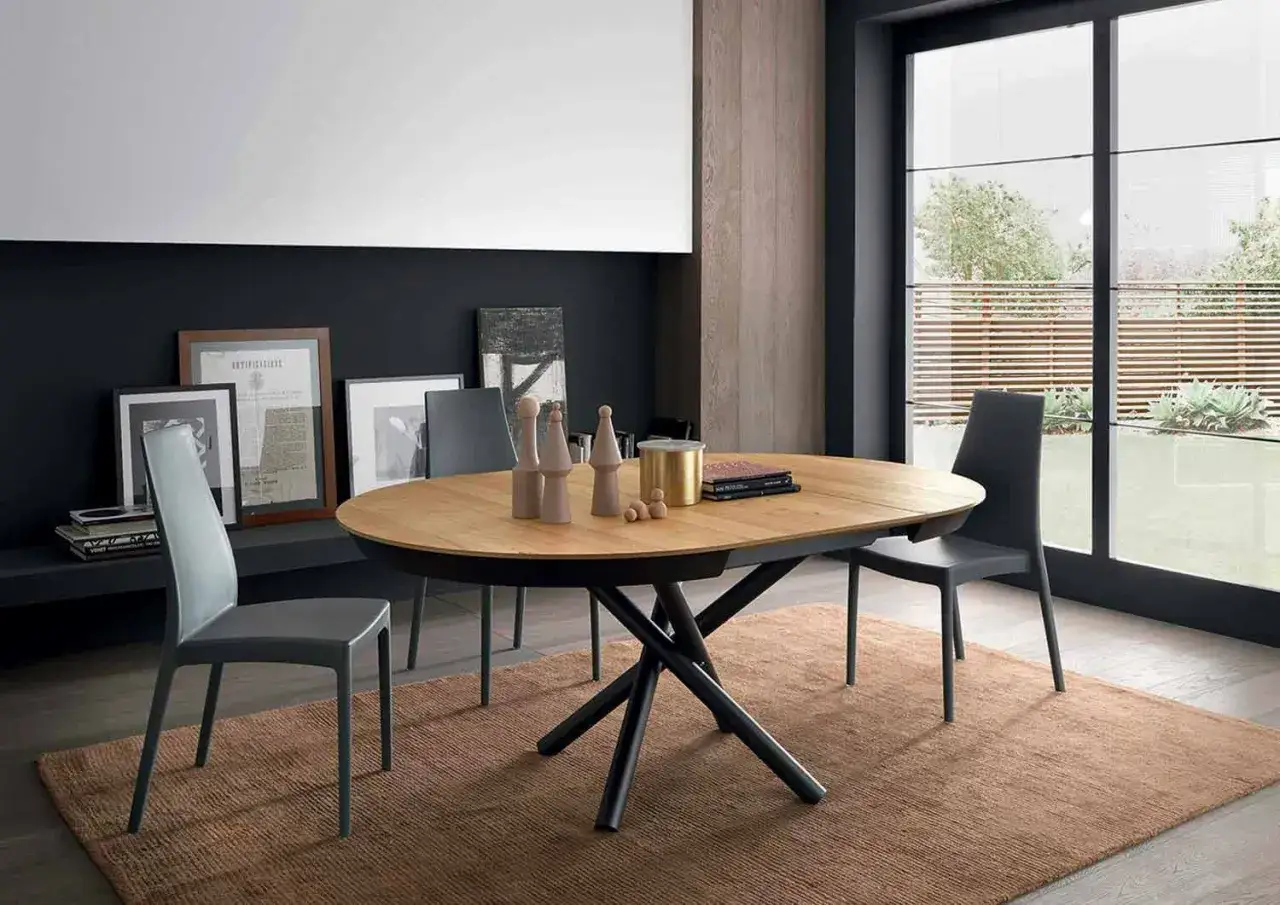 Elegante sala da pranzo moderna con tavolo ovale in legno e sedie grigie. Un tappeto color terra completa l'arredamento.