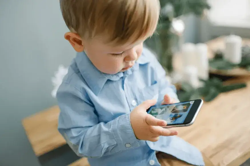 Zdjęcie Smartfon a rozwój dziecka: Mroczne konsekwencje, które musisz znać
