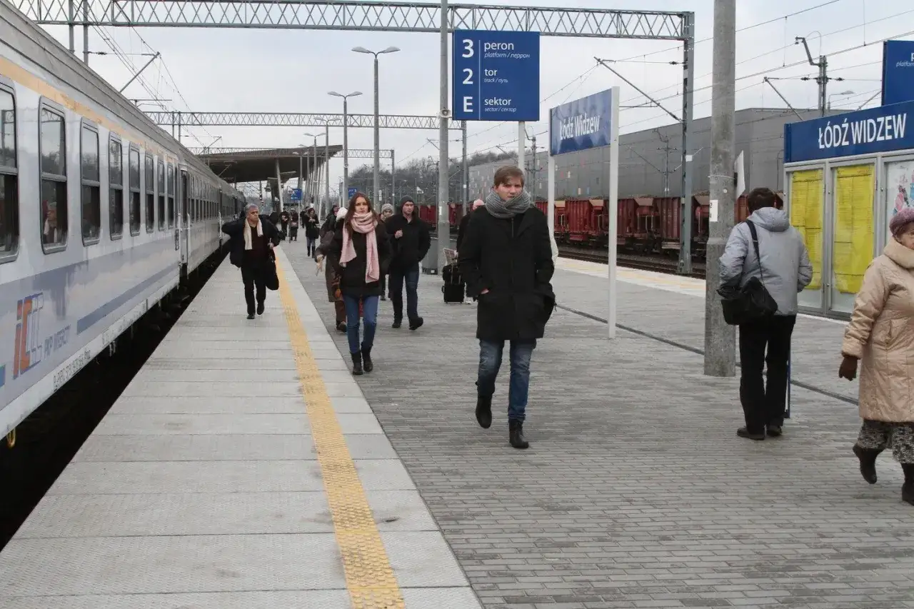 Ludzie na peronie PKP Łódź Widzew, czekają na pociąg.