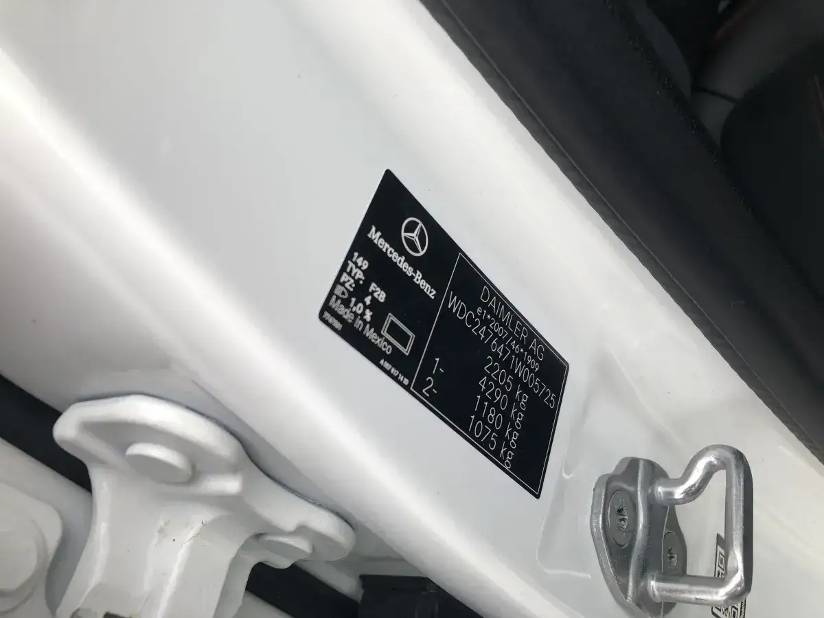 Naklejka z danymi pojazdu Mercedes-Benz, zawiera numer VIN: WDC2476471W005725, typ F2B, masę i inne informacje.