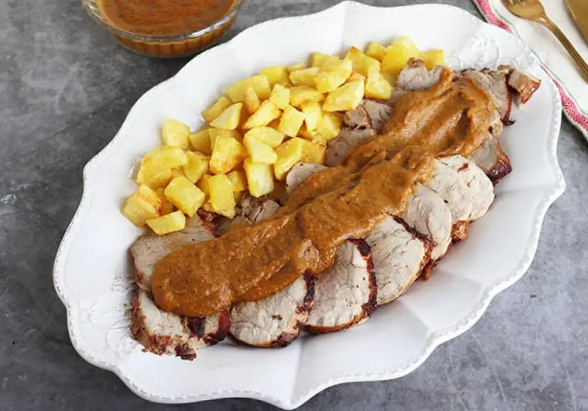 Solomillo a la cerveza jugoso y tierno, acompañado de patatas doradas. Una delicia casera.