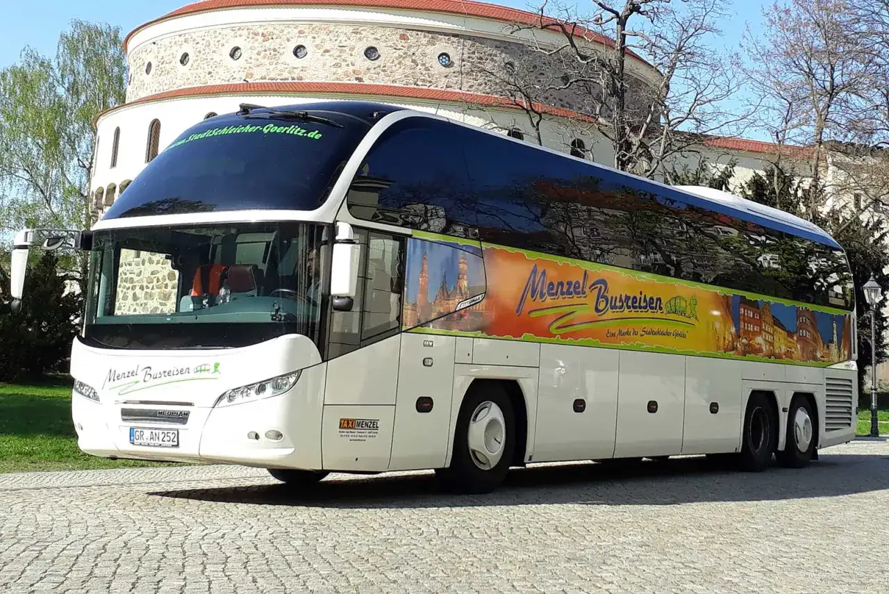 Wei&szlig;er Reisebus von Menzel Busreisen, bereit f&uuml;r die Fahrt von G&ouml;rlitz nach Breslau.