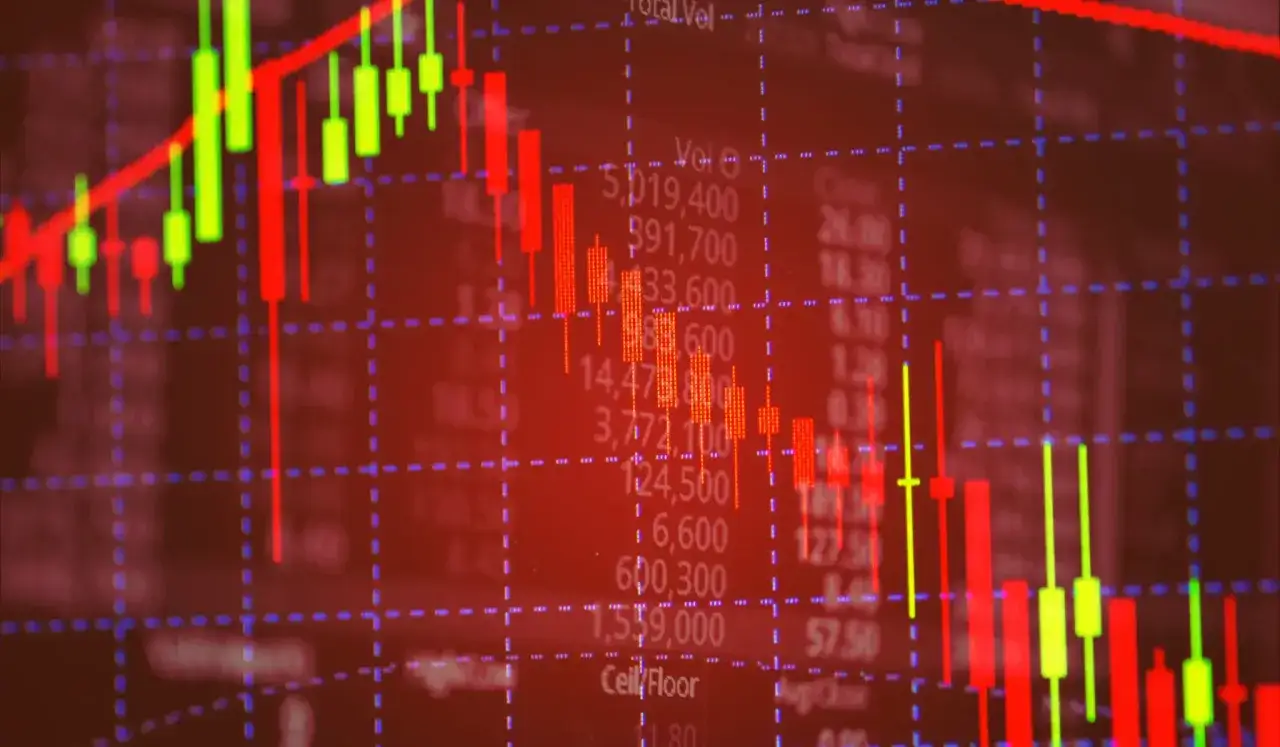 Złote sztabki i monety bulionowe oraz wykres ETF złota