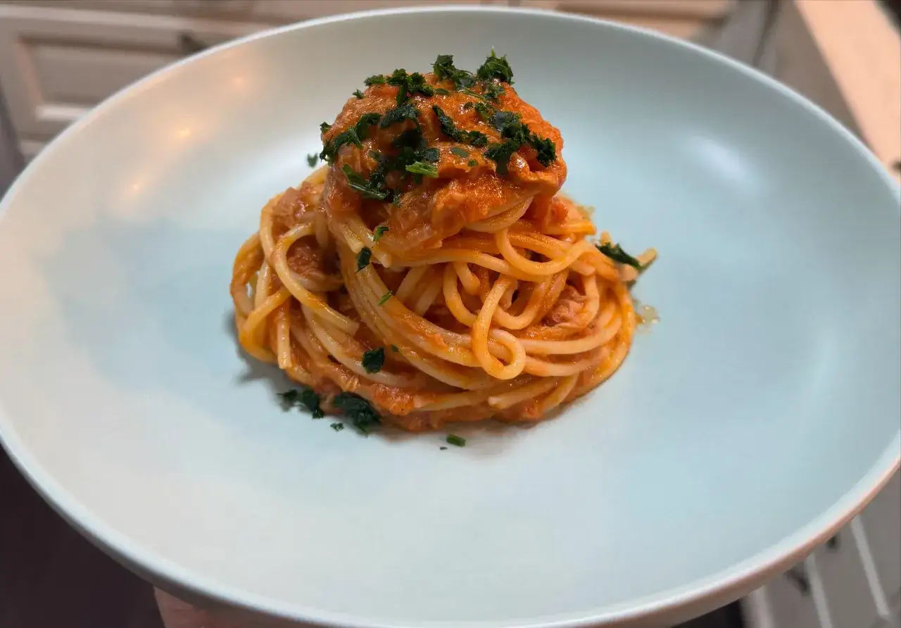 Porcja spaghetti z bogatym, pomidorowym ragu, posypana świeżą natką pietruszki. Idealny przepis na szybki obiad.