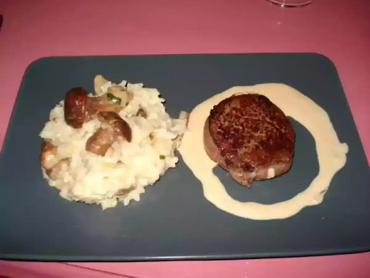 Un délicieux tournedos Rossini, un steak de bœuf tendre, servi avec un risotto crémeux aux champignons et une sauce onctueuse.