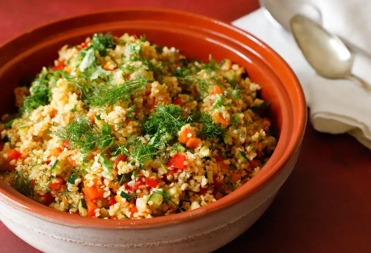 Un invitante tabul&egrave; di verdure, ricco di pomodori, zucchine e erbe fresche, pronto per essere gustato.