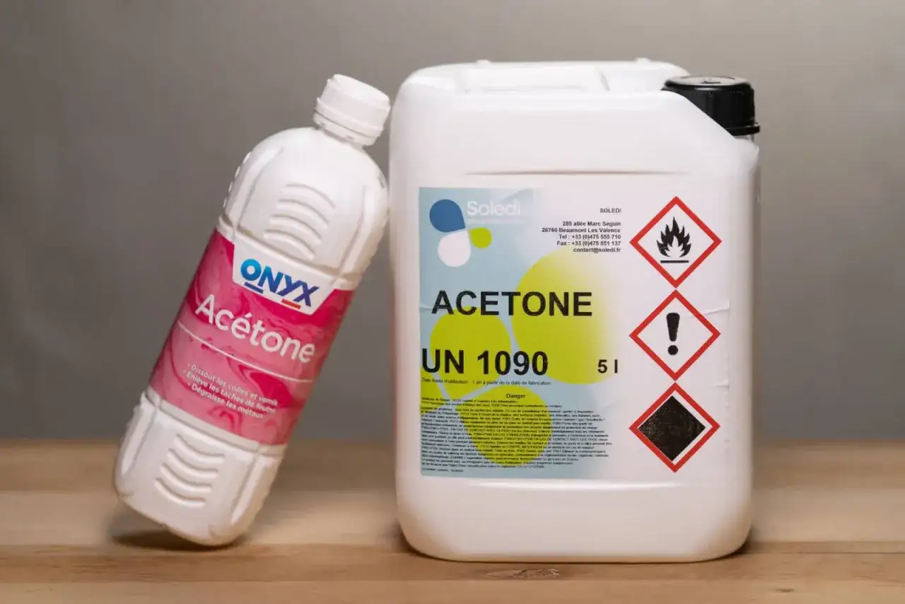 Bouteilles d'ac&eacute;tone, produit inflammable et irritant. Id&eacute;al pour le nettoyage avant peinture, le temps de s&eacute;chage est rapide.