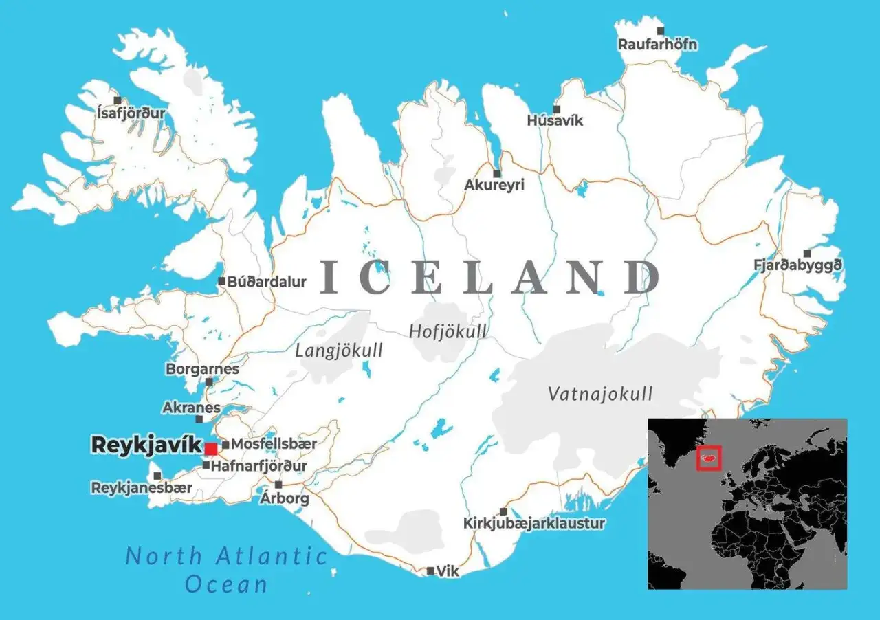 Mapa polityczna Islandii z zaznaczonymi miastami: Reykjav&iacute;k, Akureyri, &Iacute;safj&ouml;r&eth;ur, H&uacute;sav&iacute;k, Fjar&eth;abygg&eth;. Widoczne lodowce Langj&ouml;kull i Vatnaj&ouml;kull.