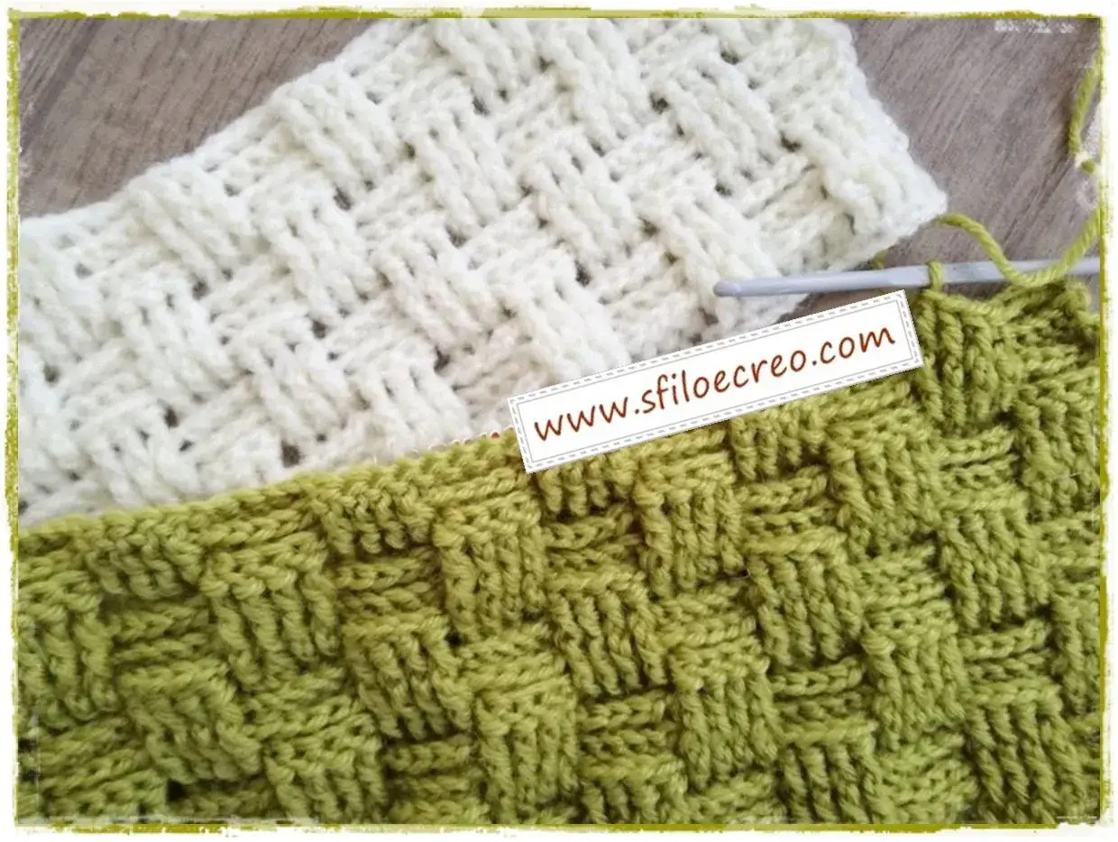 Punti uncinetto facili e veloci: un lavoro a maglia a cestino bianco e verde, con un uncinetto grigio.