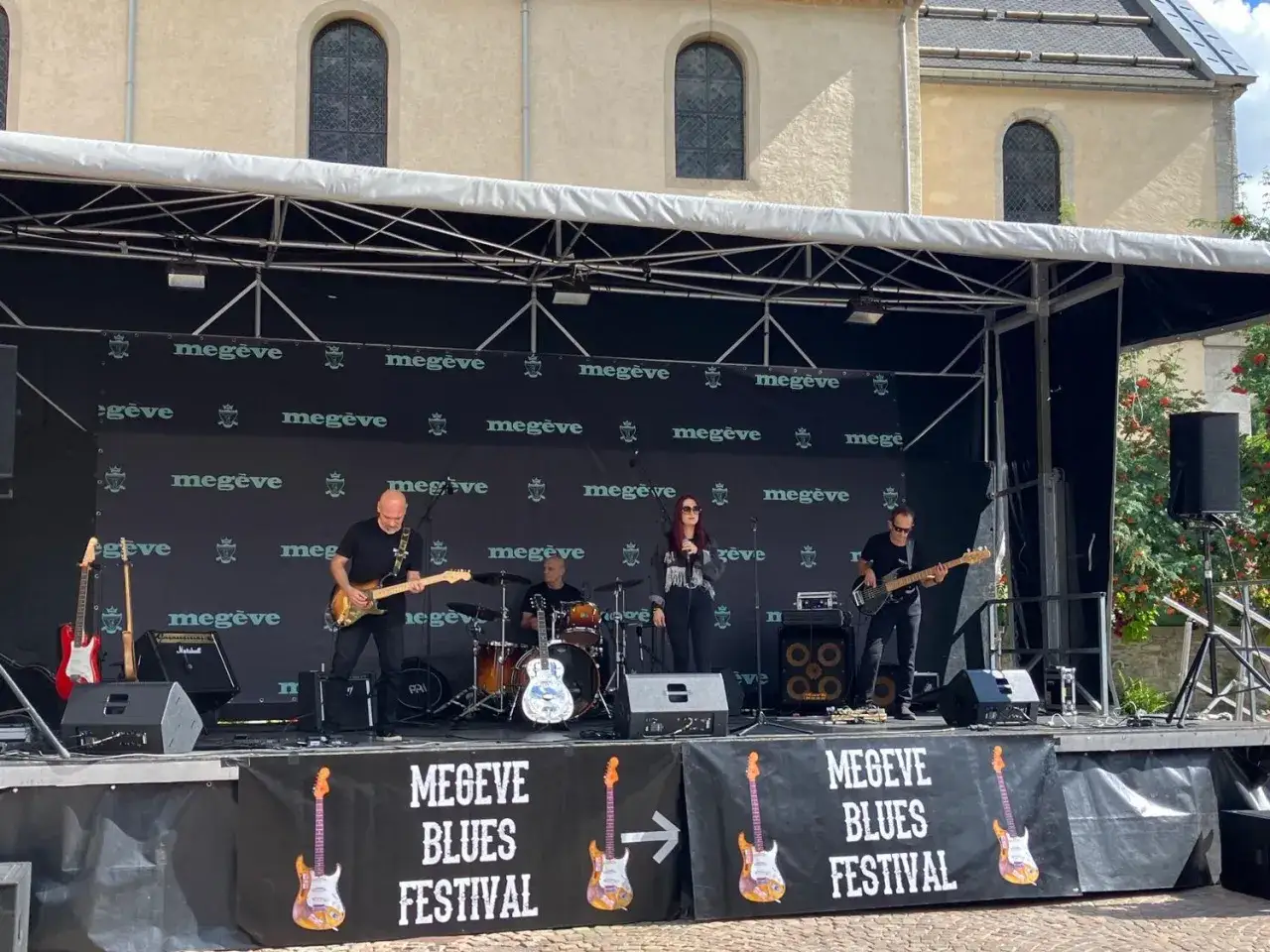 Un groupe de musique joue sur sc&egrave;ne lors du festival de blues de Meg&egrave;ve. Le chanteur blues fran&ccedil;ais est au centre, guitare &agrave; la main.
