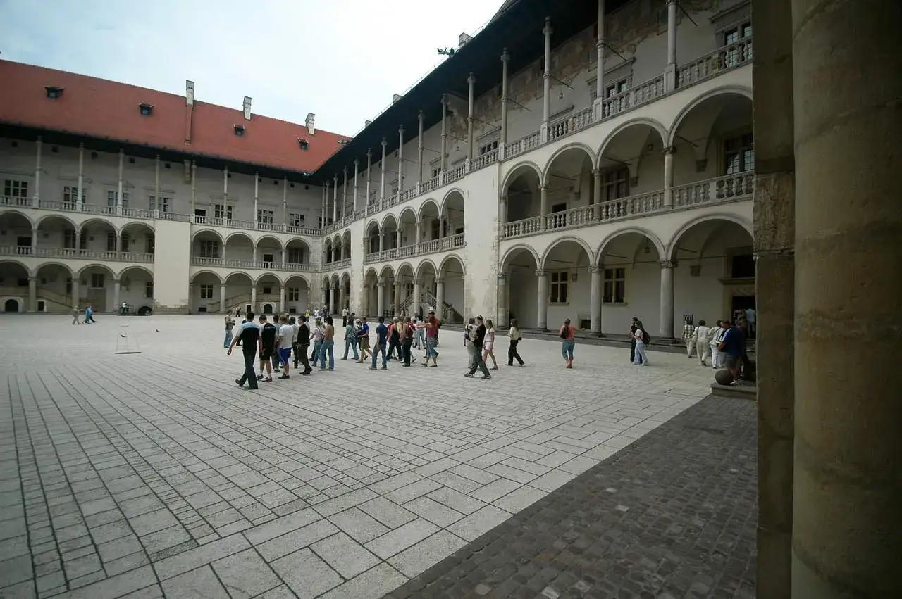 Dziedziniec Wawelu z turystami. Sprawdź aktualny wawel bilety cennik przed wizytą.