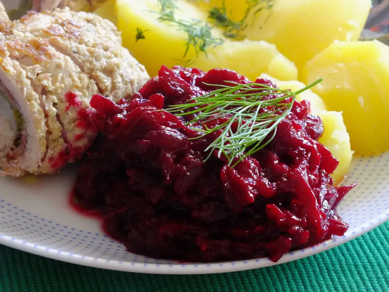 Pyszne buraczki do obiadu, podane z ziemniakami i pieczonym mięsem.