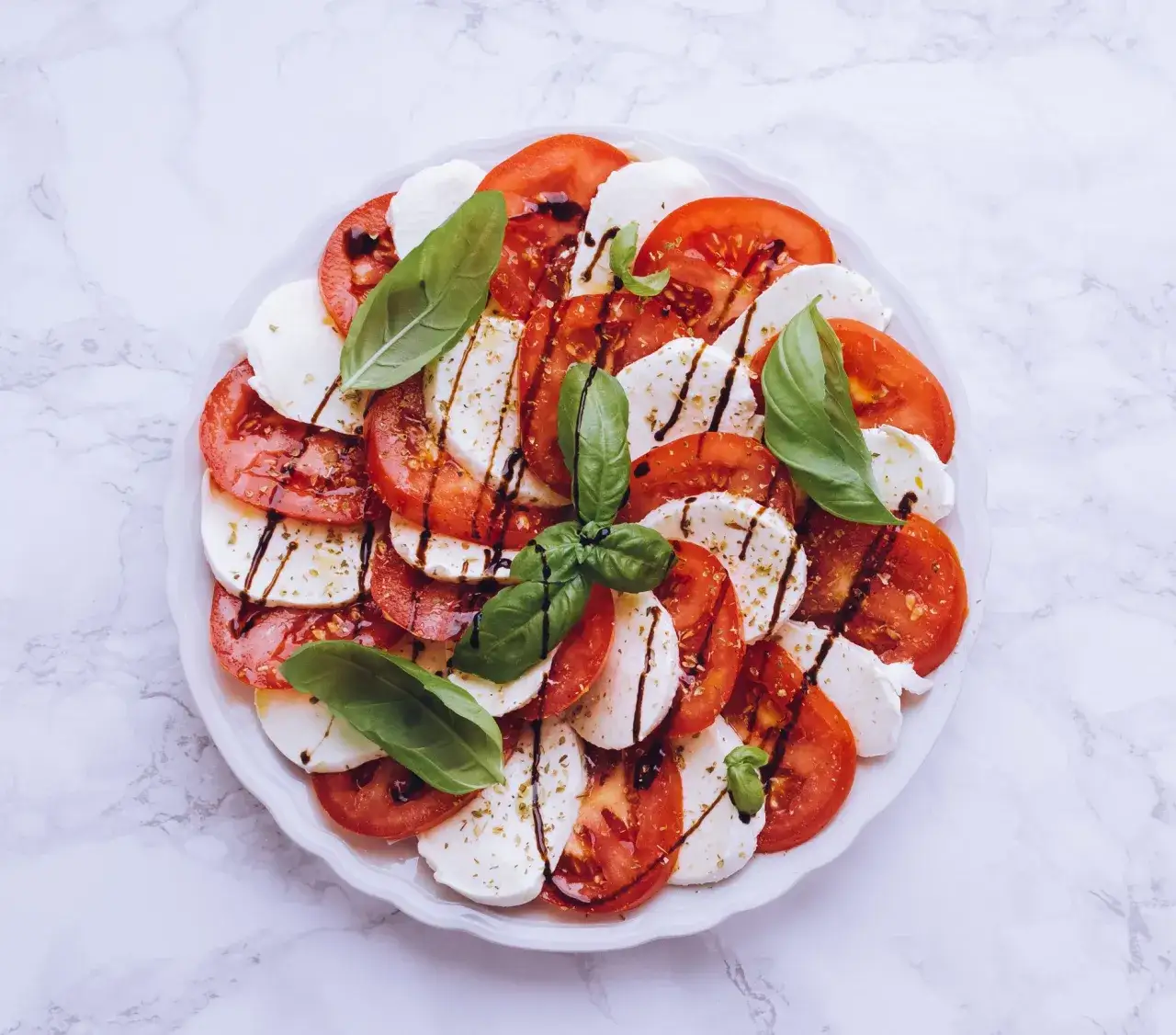 Hochwertige Zutaten f&uuml;r Caprese Salat Tomaten Mozzarella Basilikum