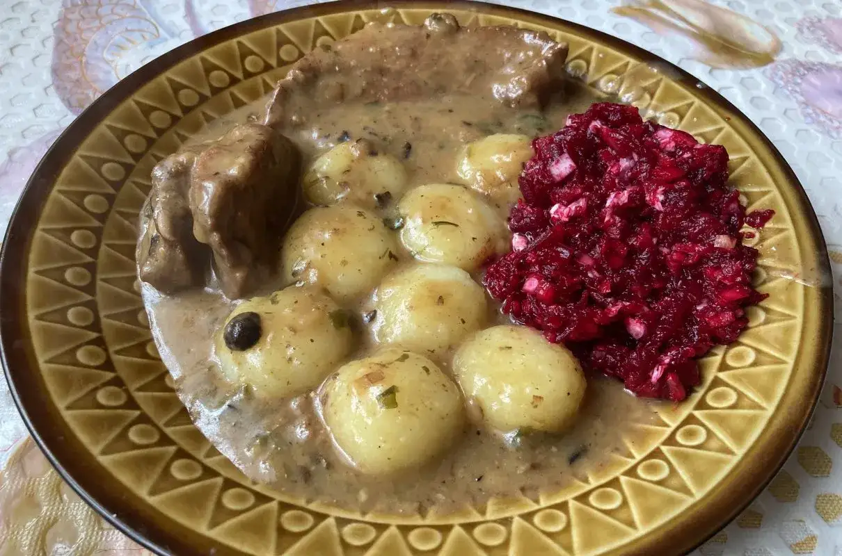 Pyszne kluski śląskie z sosem i buraczkami. Idealny obiad, kt&oacute;ry zaspokoi każdy apetyt.