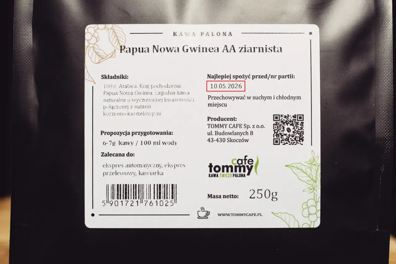 Papua Nowa Gwinea AA ziarnista. Data 10.05.2026 pomoże Ci jak rozpoznać świeżo paloną kawę po dacie na opakowaniu.