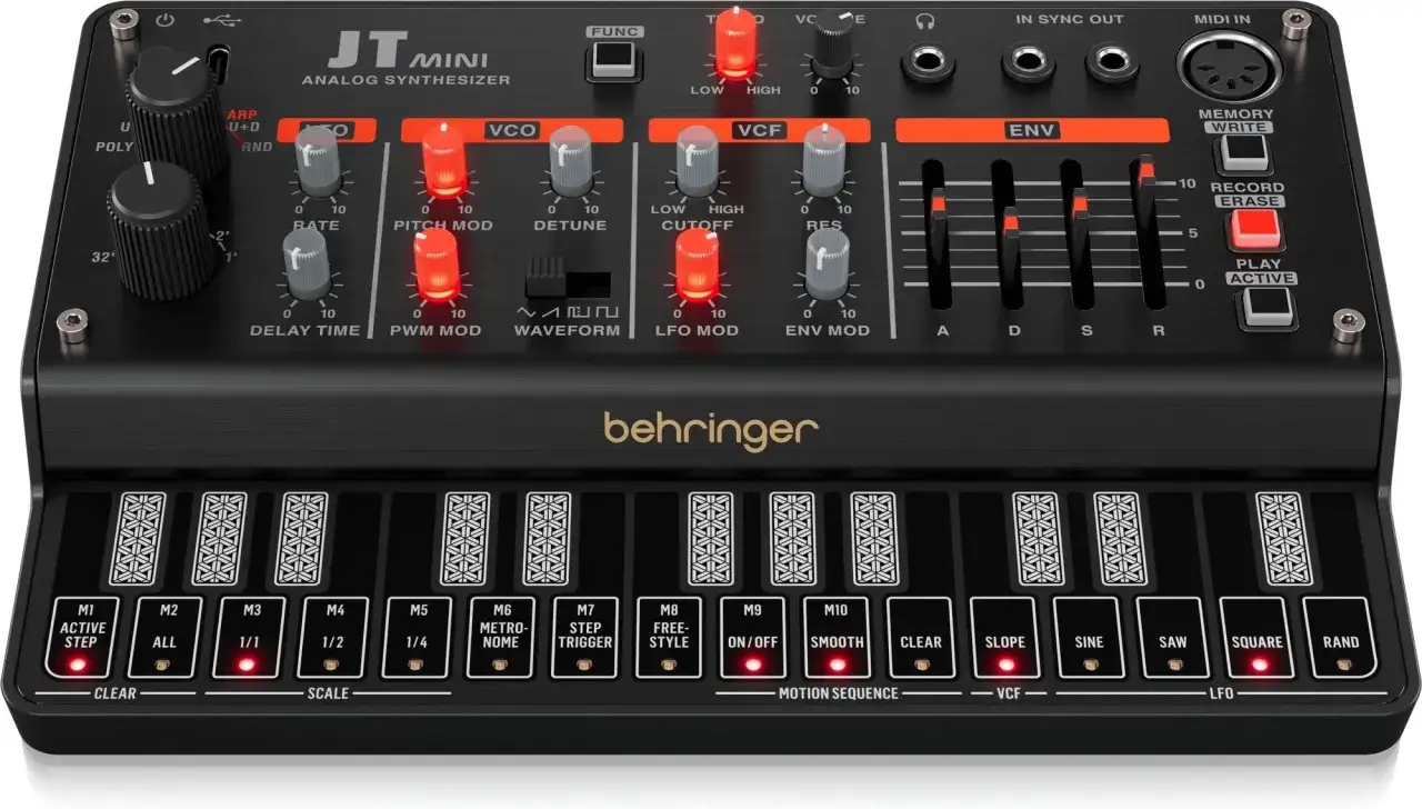 Czarny, kompaktowy syntezator dźwięku Behringer JT-Mini z licznymi pokrętłami i przyciskami do tworzenia muzyki.