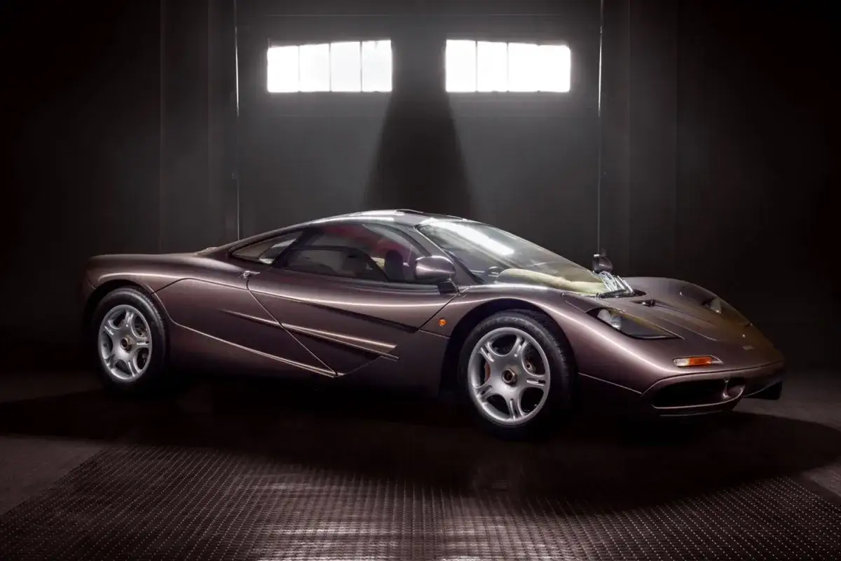 Ein seltener McLaren F1 in Braun steht im Rampenlicht. Der McLaren F1 Preis ist legendär, ein Traum für jeden Sammler.
