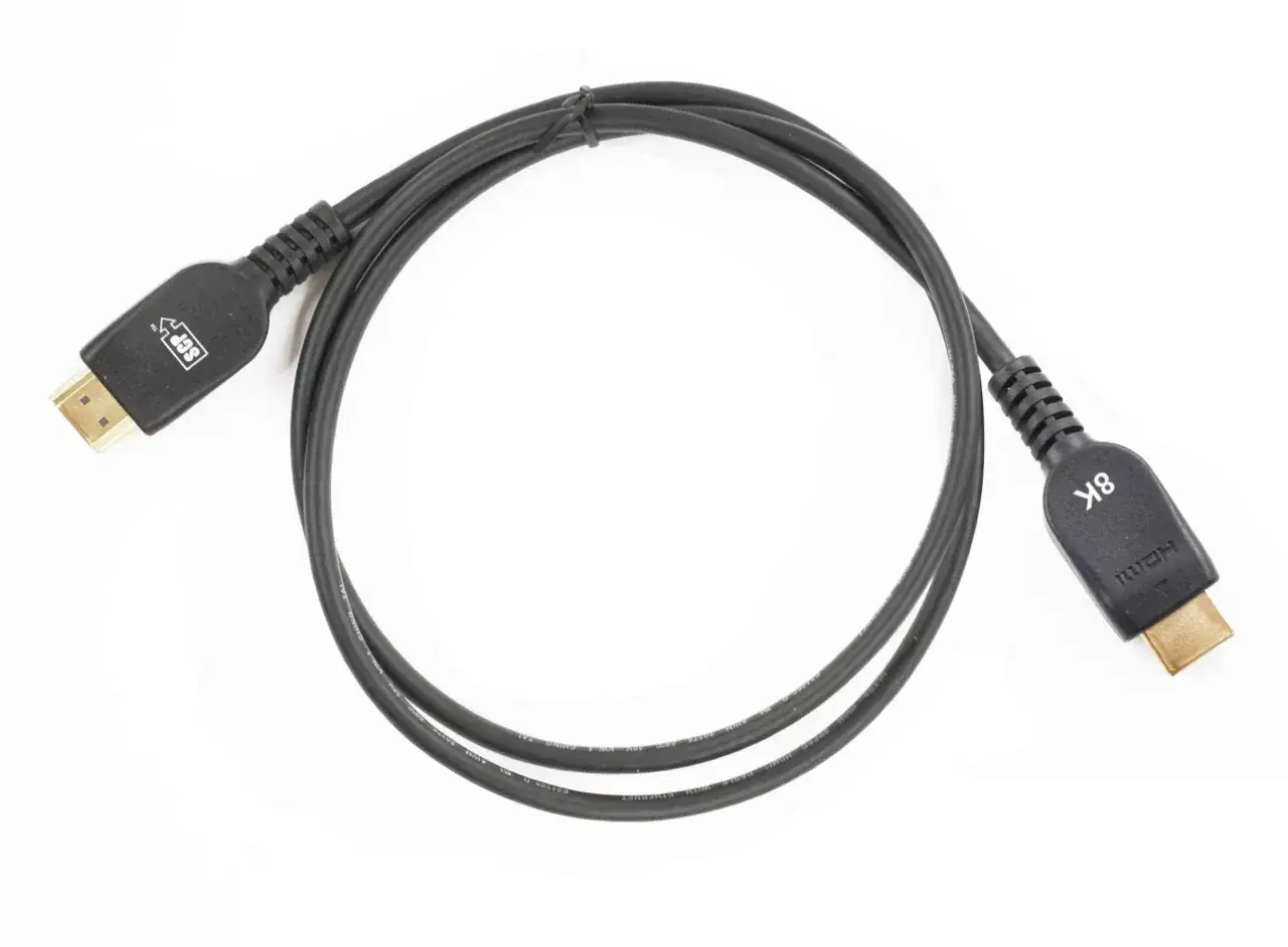 Czarny kabel HDMI 8K z wtyczkami SCP i HDMI. Czy kabel HDMI ma znaczenie? Tak, dla jakości obrazu 8K.