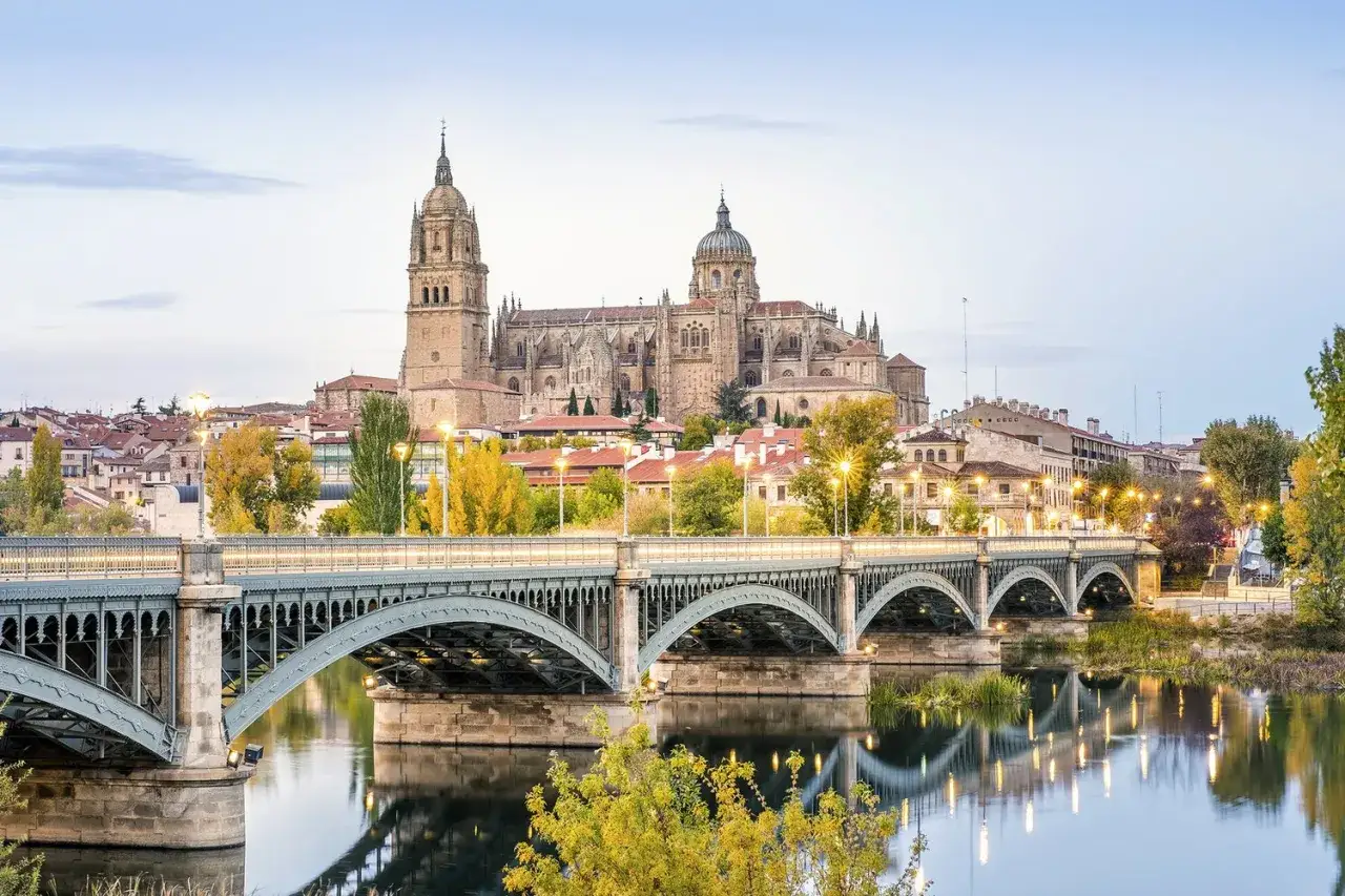 Puente histórico sobre el río Tormes, con la imponente Catedral de Salamanca al fondo. Un paisaje imprescindible que ver en Salamanca.