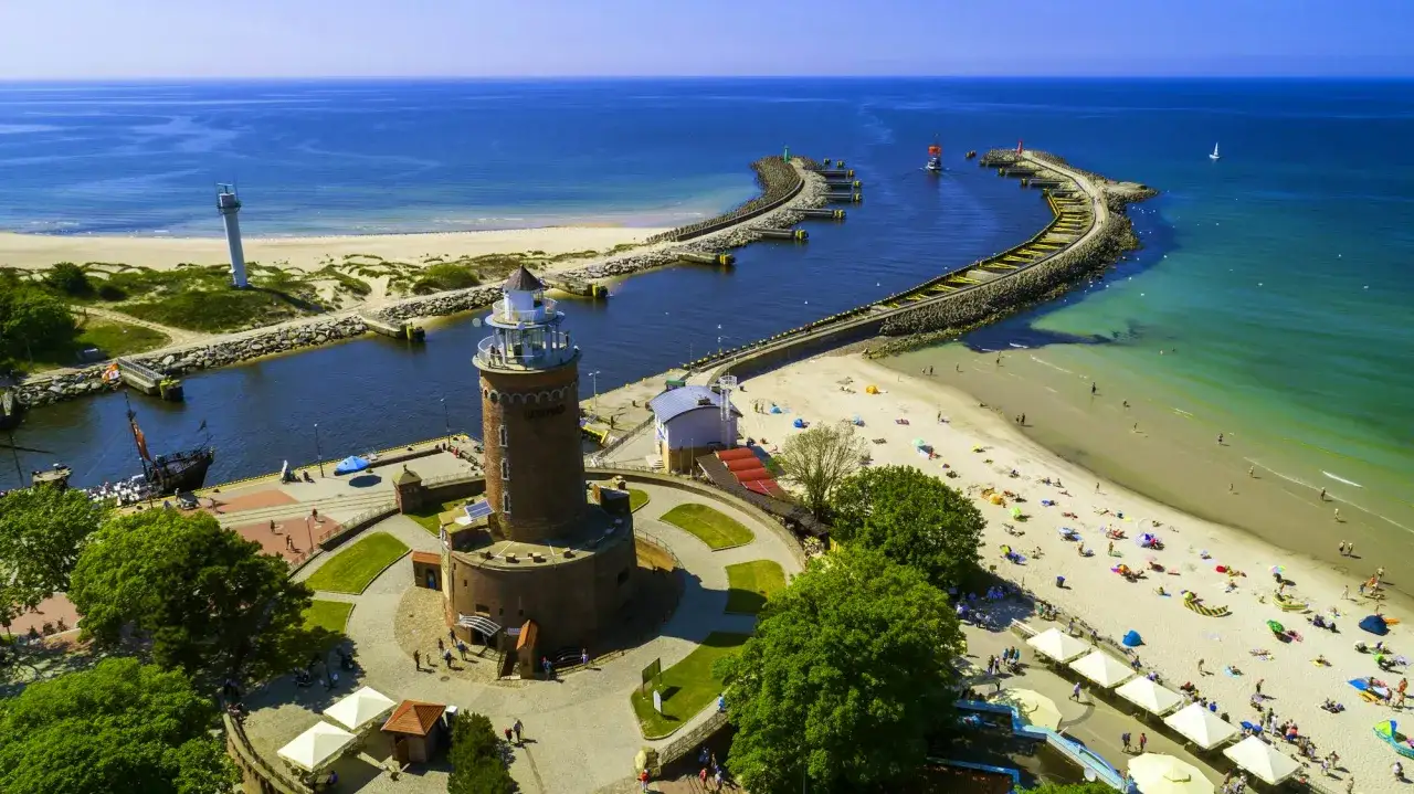Leuchtturm und Hafen von Kołobrzeg. Entdecken Sie die Geheimtipps Kolberg f&uuml;r einen unvergesslichen Urlaub an der Ostsee.