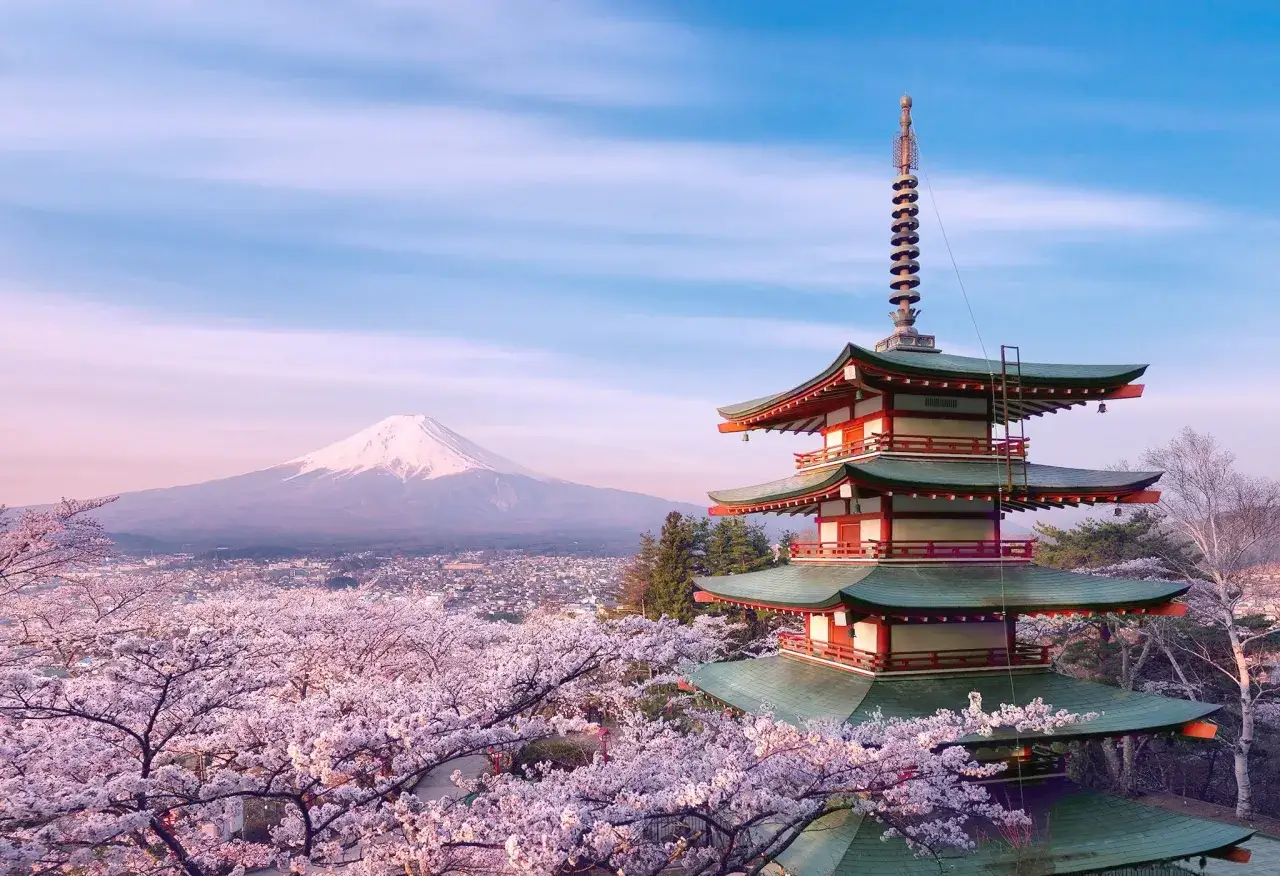 Piękna pagoda i kwitnące wiśnie na tle g&oacute;ry Fudżi. To obowiązkowy punkt, co zobaczyć w Japonii.