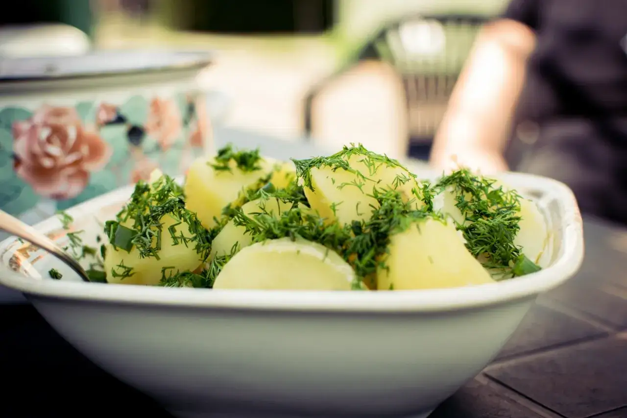 Patatas cocidas con eneldo fresco, un plato sencillo pero delicioso de comida típica de Lituania.