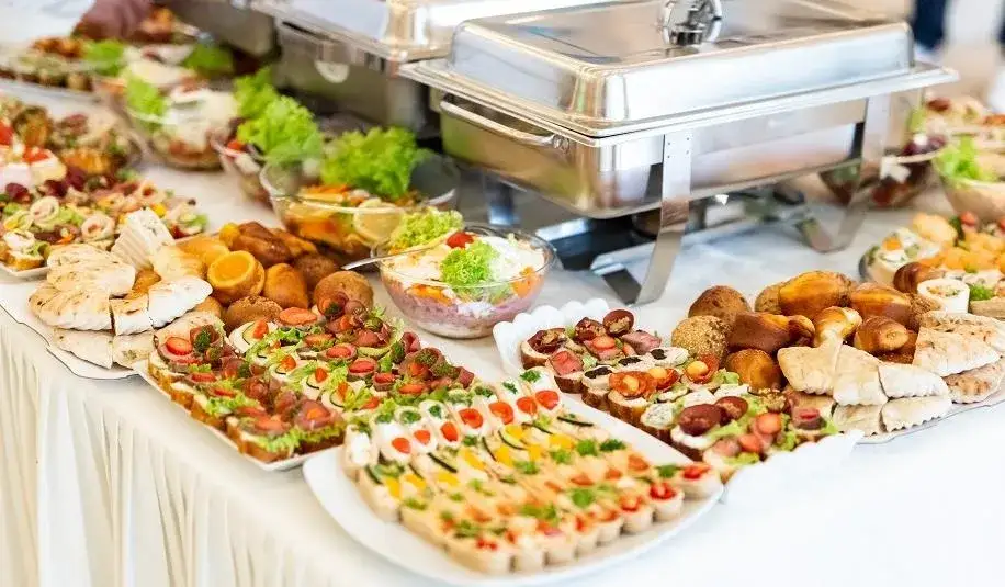 Różne rodzaje cateringu na imprezy przykłady