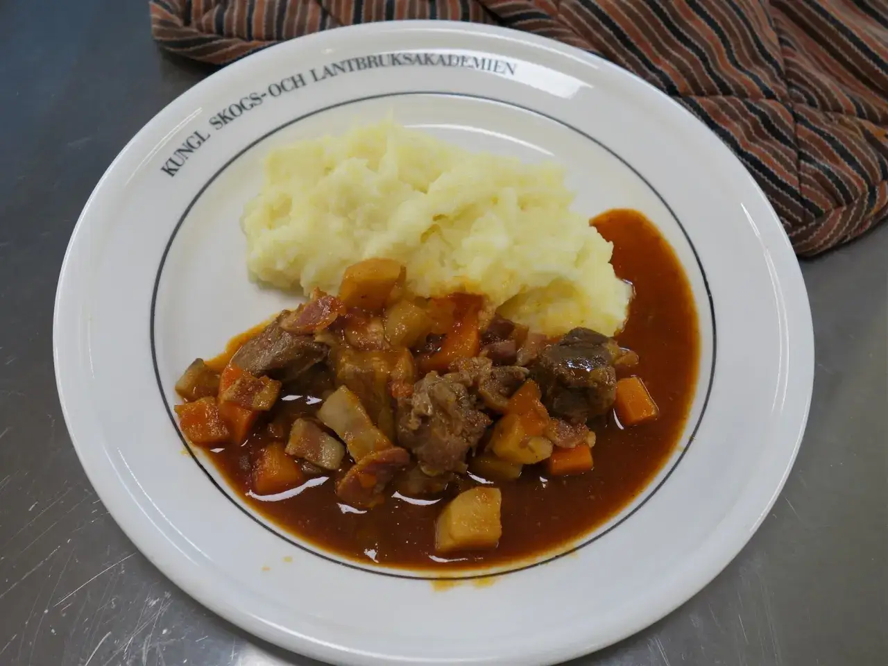 Vildsvinsgryta med rotfrukter och potatismos. Ett klassiskt recept vildsvin som passar perfekt en höstkväll.