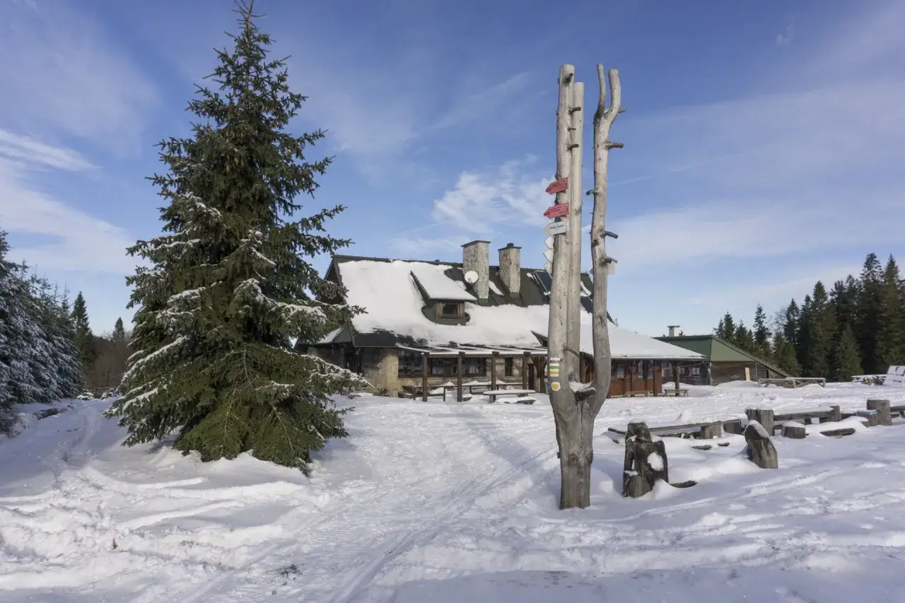 Schronisko Stare Wierchy widok na Tatry