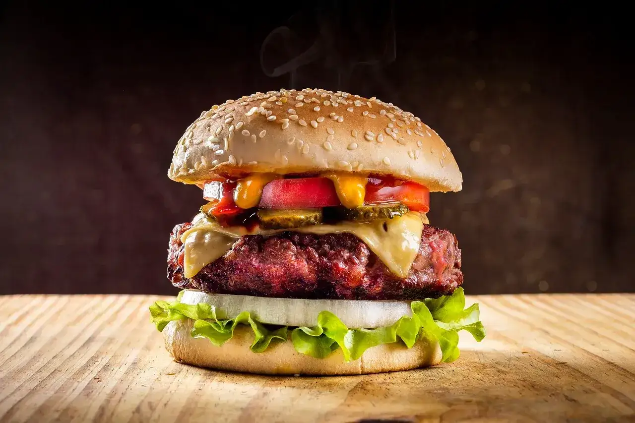 burger z klasycznymi dodatkami