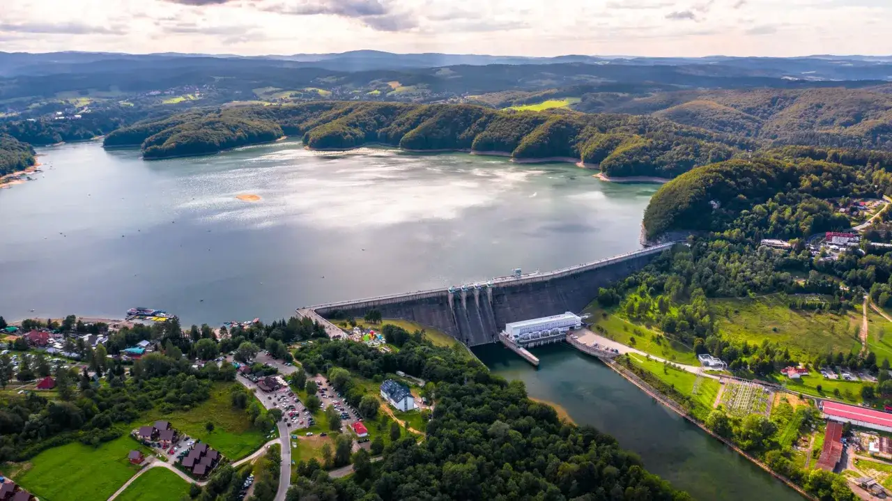 Solina co zobaczyć: imponująca zapora wodna, jezioro otoczone zielonymi wzg&oacute;rzami, urokliwe domki i plaża. Idealne miejsce na wypoczynek.