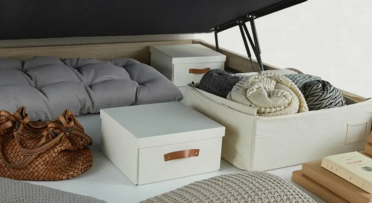 Rangement de la chambre : coussins, sacs et bo&icirc;tes de rangement pour organiser vos affaires.