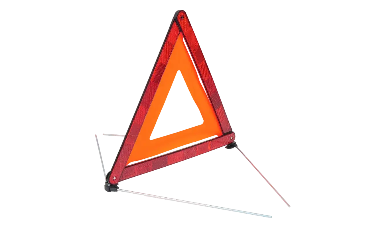 En r&ouml;d varningstriangel med orange mittdel, redo f&ouml;r besiktning eller n&ouml;dsituationer.