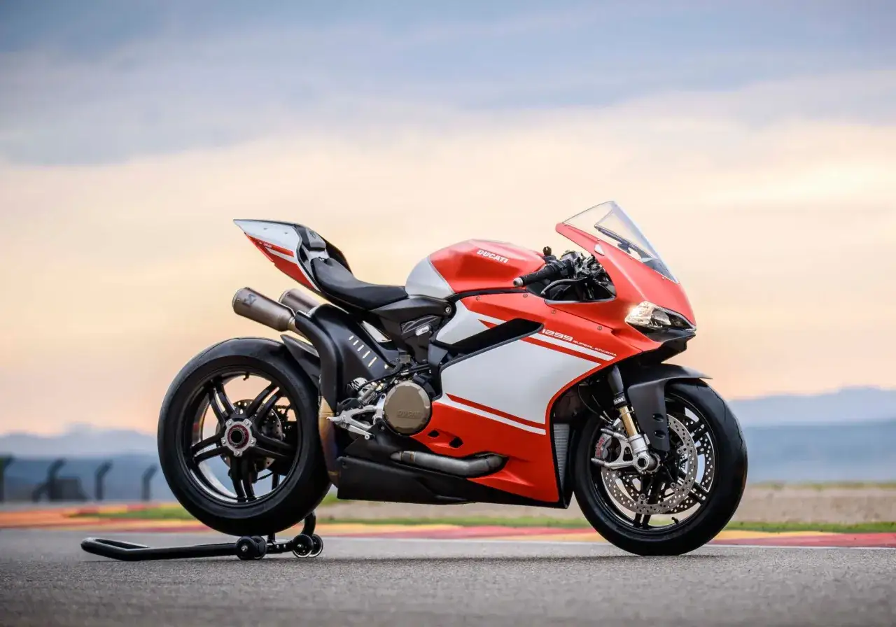 Ducati 1299 Superleggera, una delle moto più belle del mondo, su un circuito al tramonto.