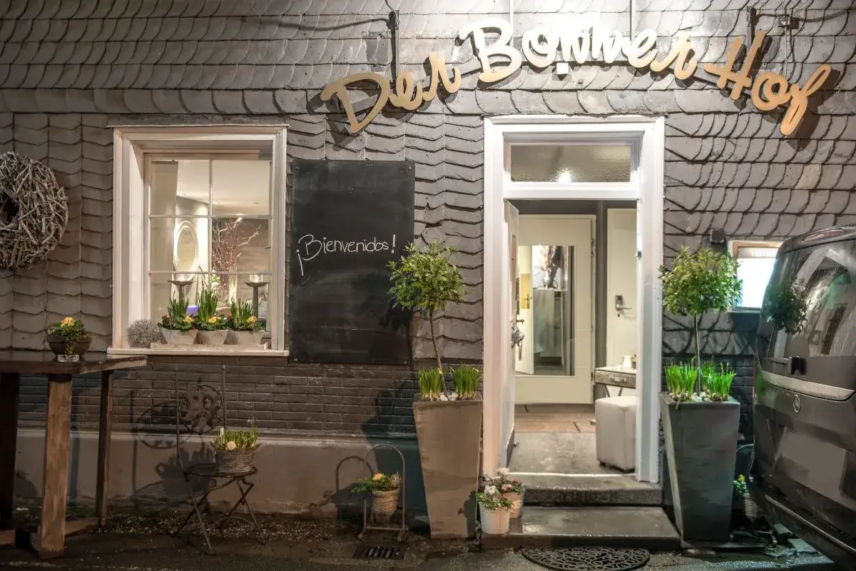 Der Bonner Hof: Ein geheimtipp restaurant in Essen mit Charme. Die Tafel begr&uuml;&szlig;t G&auml;ste mit 